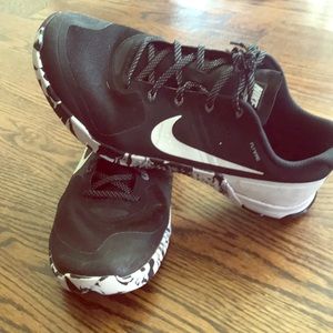 Black and white nike metcons